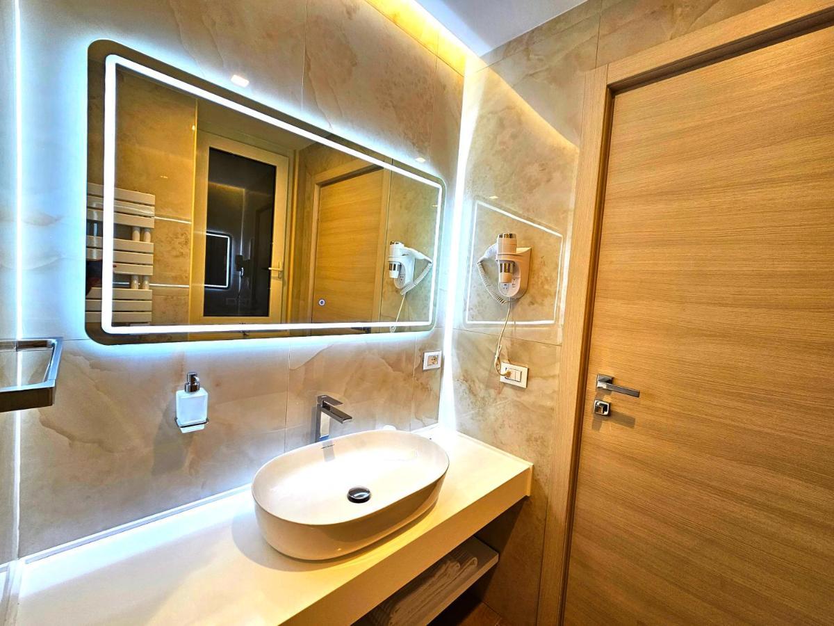 Astoria Supreme - Modern Boutique Suites Лечче Экстерьер фото